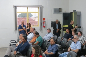 Foto - Entrega do título de cidadão echaporense ao deputado Dirceu Dalben