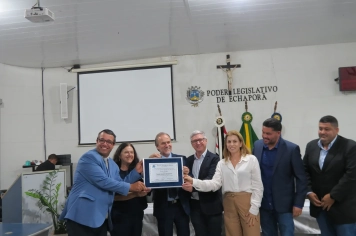Foto - Entrega do título de cidadão echaporense ao deputado Dirceu Dalben