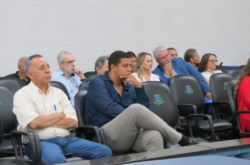 Foto - Entrega do título de cidadão echaporense ao deputado Dirceu Dalben