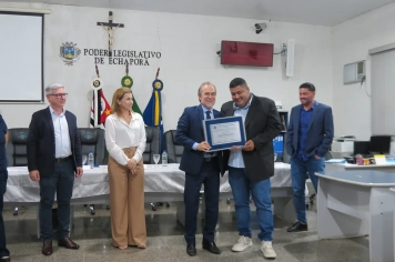 Foto - Entrega do título de cidadão echaporense ao deputado Dirceu Dalben