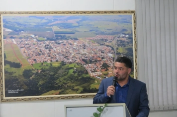 Foto - Entrega do título de cidadão echaporense ao deputado Dirceu Dalben