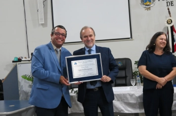 Foto - Entrega do título de cidadão echaporense ao deputado Dirceu Dalben