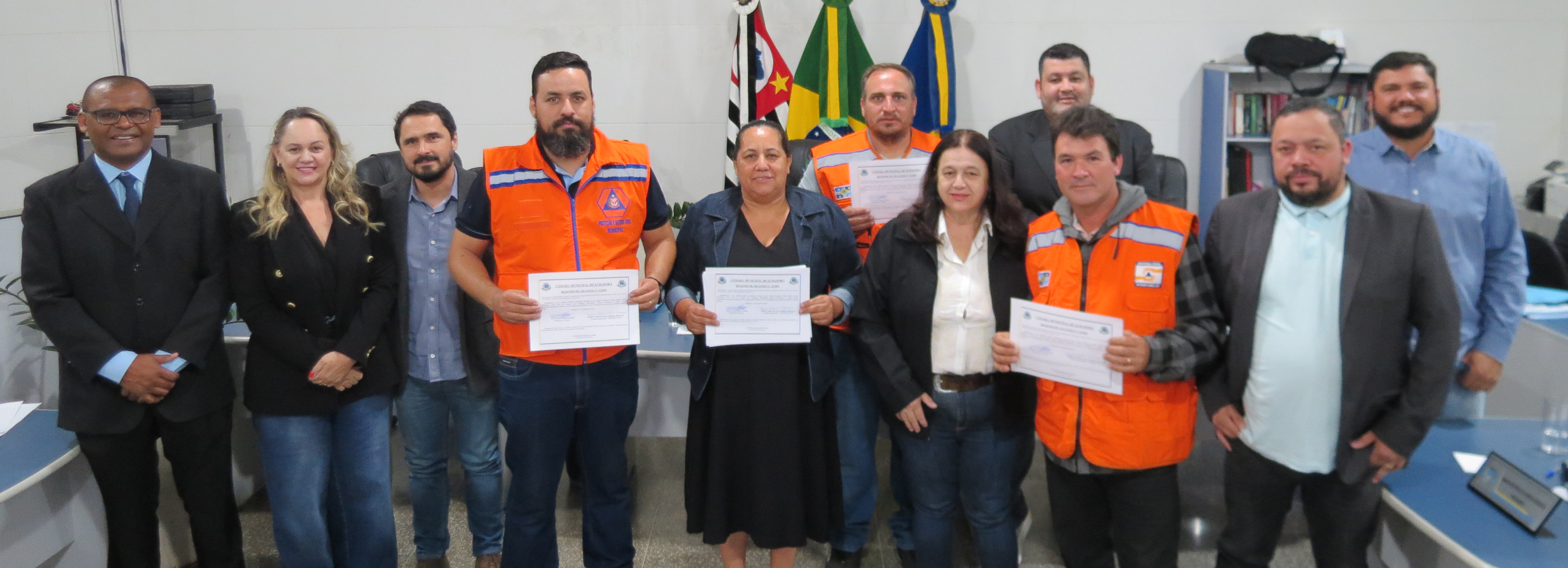 Câmara homenageia integrantes da Defesa Civil de Echaporã
