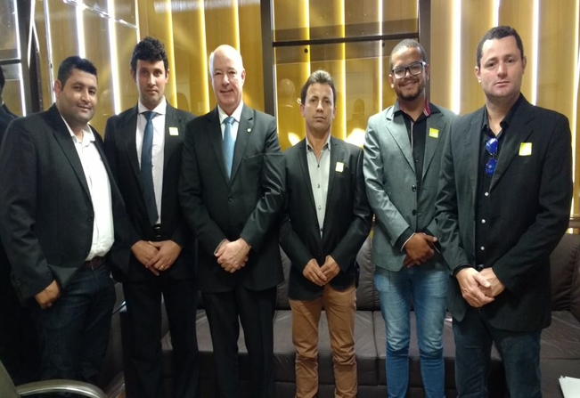 Vereadores entregam pedidos a deputado